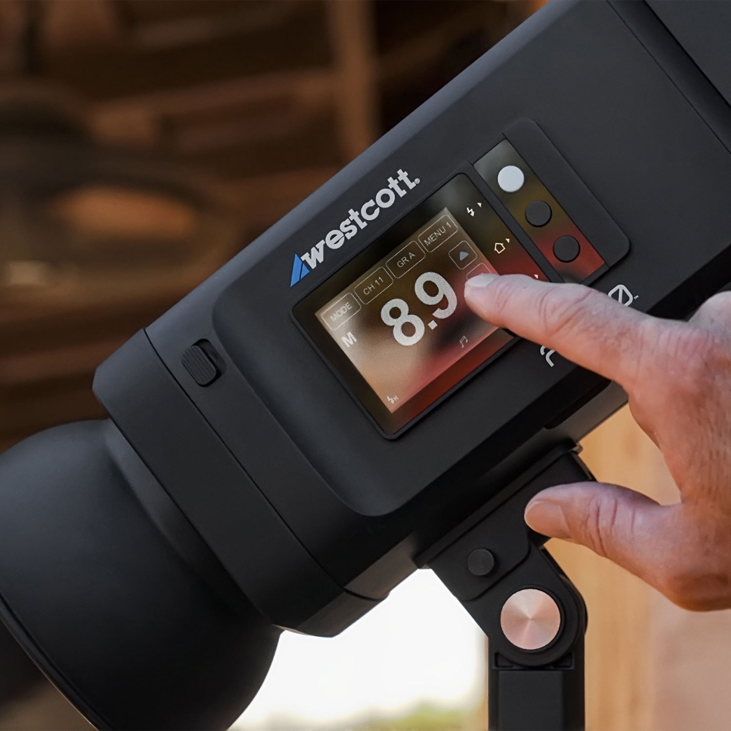 FJ800 Touchscreen Strobe with FJ Pro AC/DC Battery (800Ws)