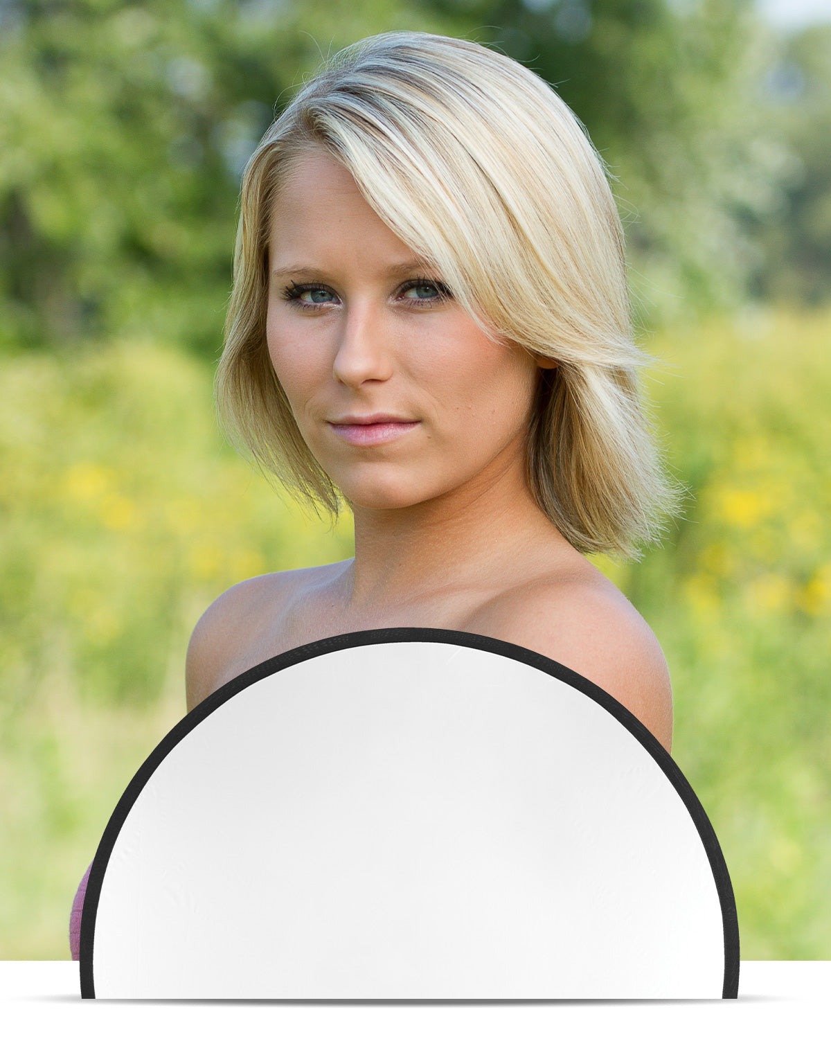 Outdoor Portrait Using Diffusion Round Reflector