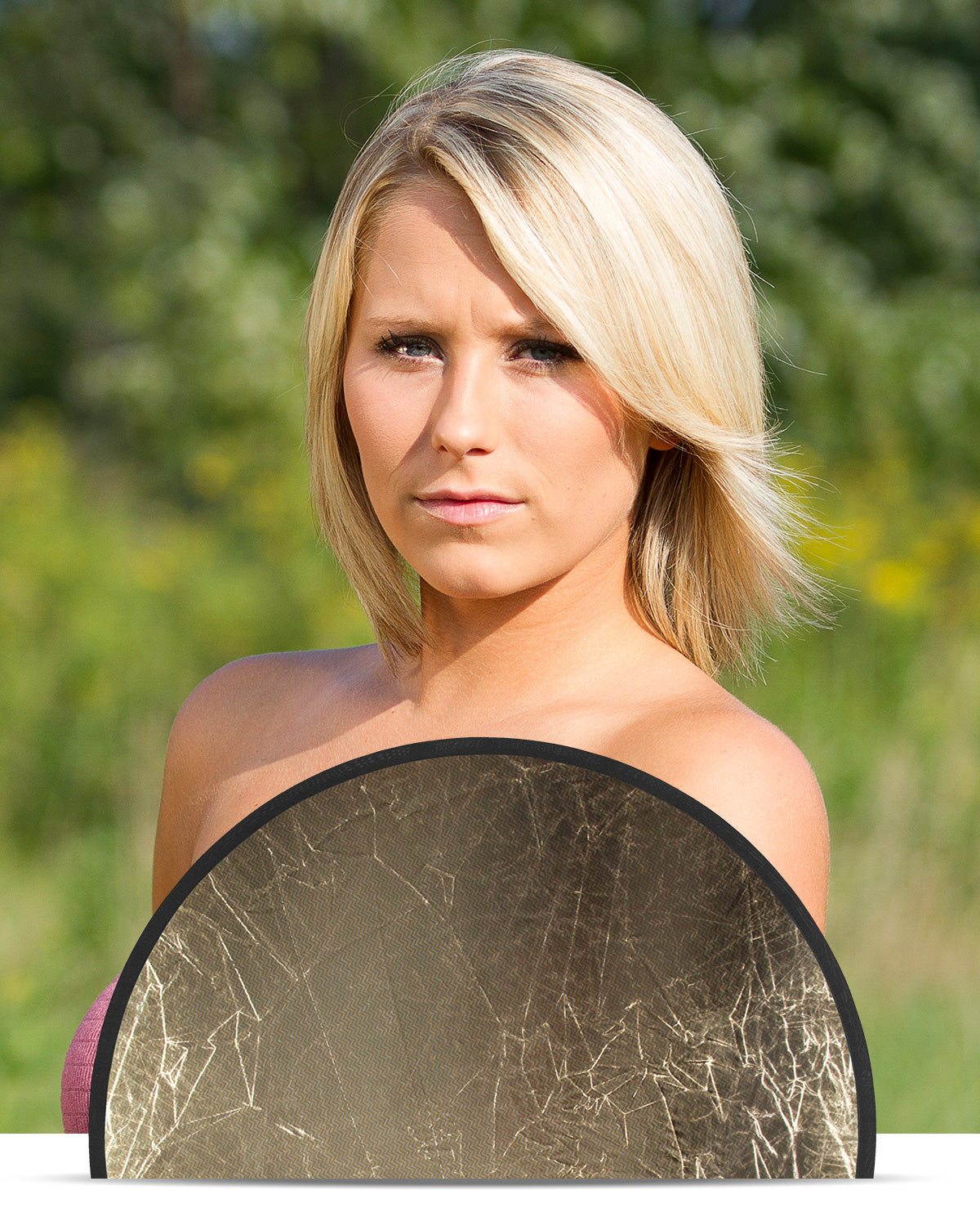 Outdoor Portrait Using Sunlight Round Reflector