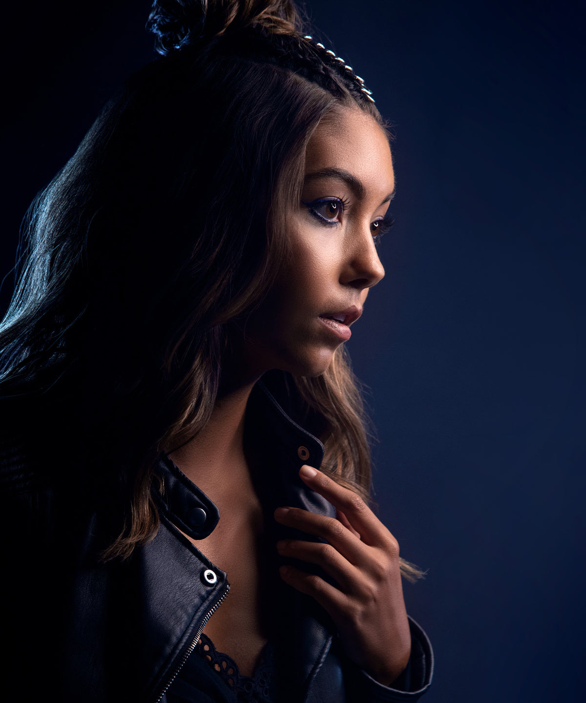 Portrait With Vignetted Backdrop Using a Backlight