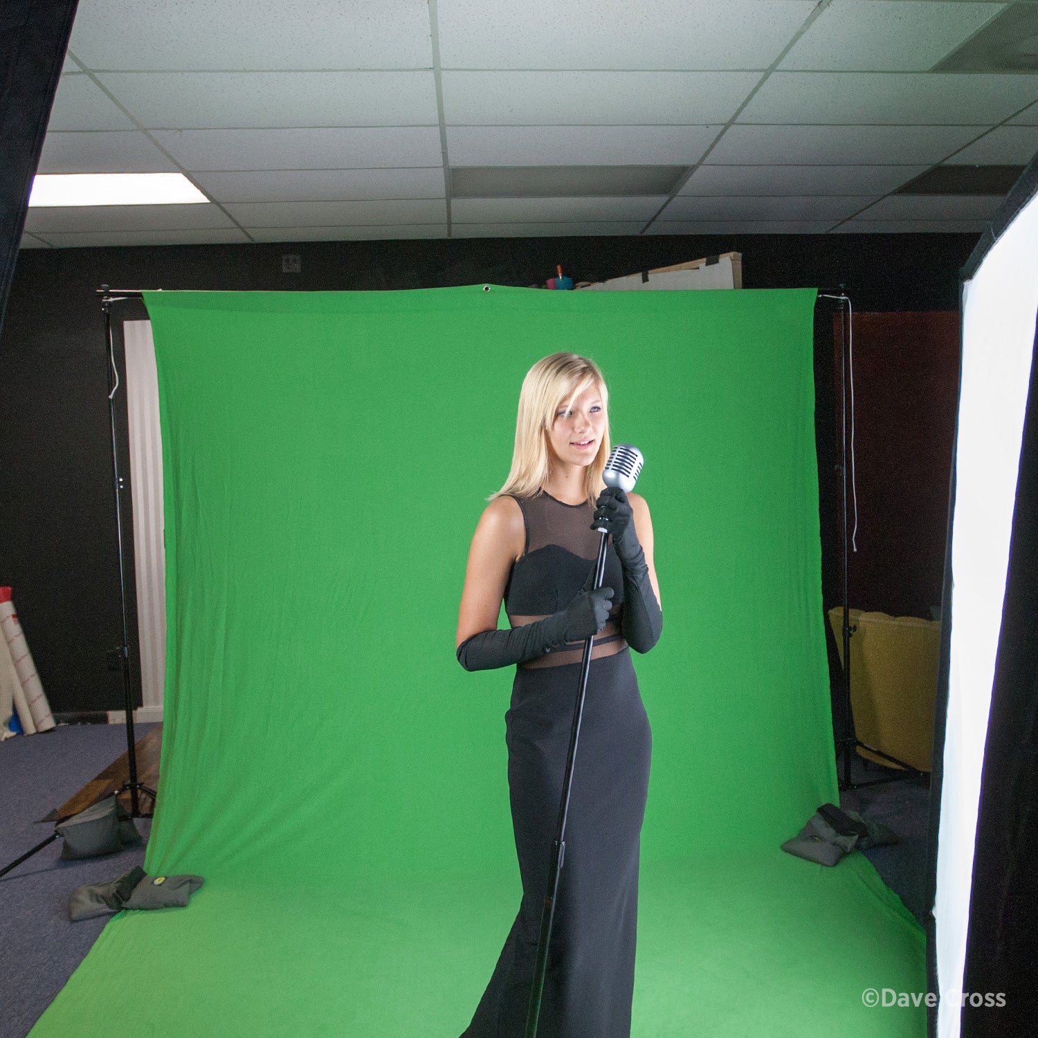 Wrinkle-Resistant Backdrop - Chroma-Key Green Screen (9' x 20')